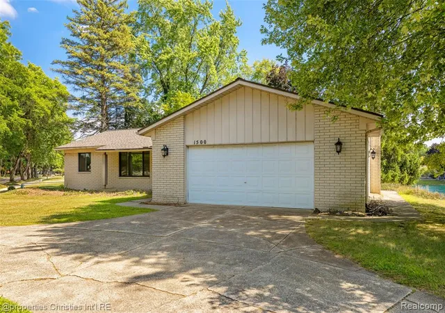 Photo 4 of Sale Pending at 1500 3 Lakes Dr, Troy, MI 48085 1430 | MLS# 61025636 | Listing updated on 2026-09-01