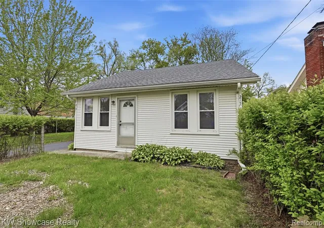 Homes for sale in Novi, MI | 215 Endwell St, Novi, MI 48377 | MLS# 60992161