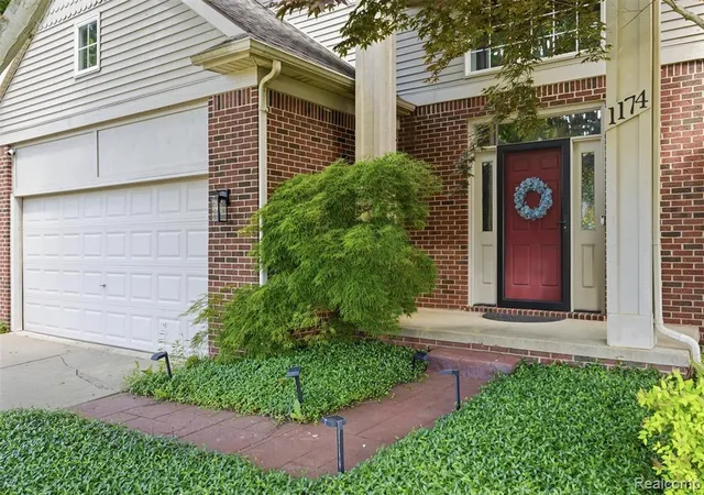 1st image of 1174 Horseshoe Dr, South Lyon, MI 48178 5310 | MLS# 60998824