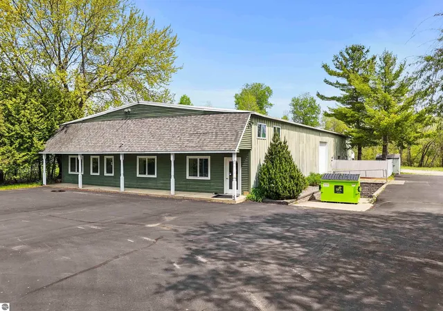 Homes for sale in Traverse City, MI | 9435 Cherry Bend Rd, Traverse City, MI 49684 | MLS# 80061078