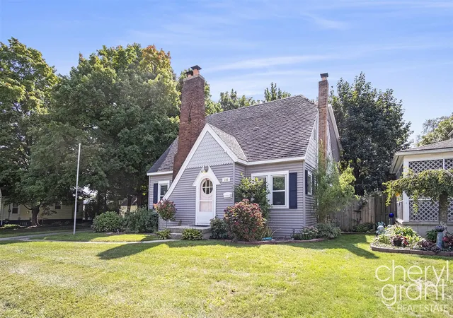 Photo 2 of Sale Pending at 100 Colrain St, Grand Rapids, MI 49548 | MLS# 70493301 | Listing updated on 2025-12-28