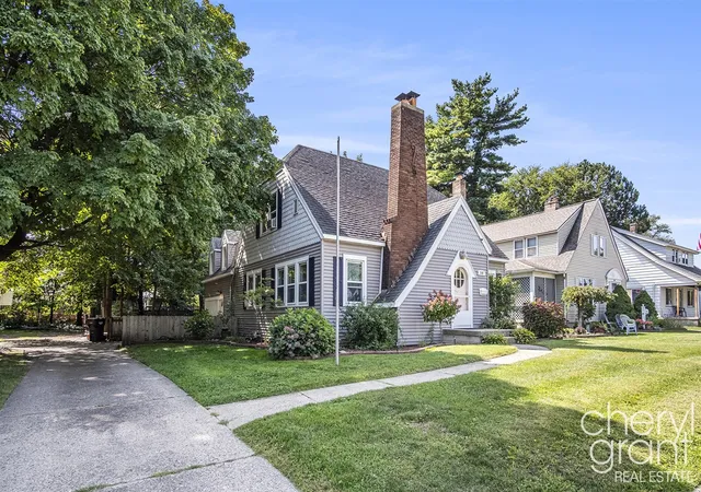 Photo 3 of Sale Pending at 100 Colrain St, Grand Rapids, MI 49548 | MLS# 70493301 | Listing updated on 2025-12-28