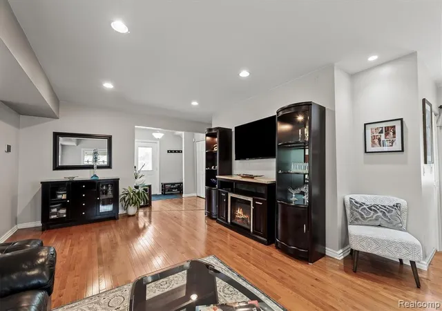 4th image of 2159 Avondale St, Sylvan Lake, MI 48320 1709 | MLS# 61023295