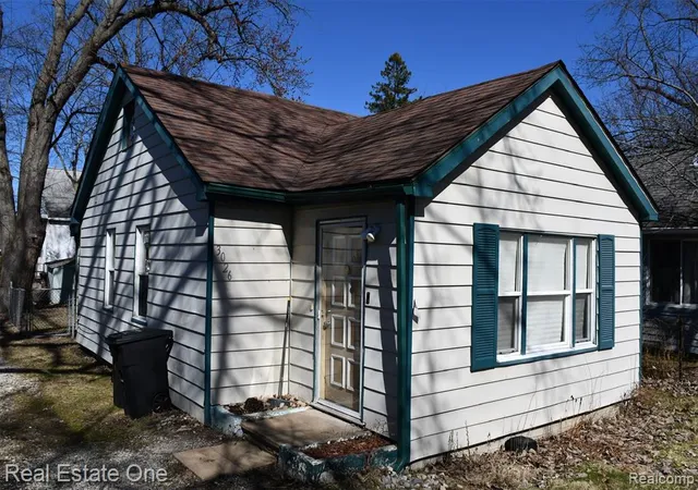Photo 3 of Sale Pending at 3026 Norcott Dr, Keego Harbor, MI 48320 | MLS# 60977521 | Listing updated on 2026-08-18