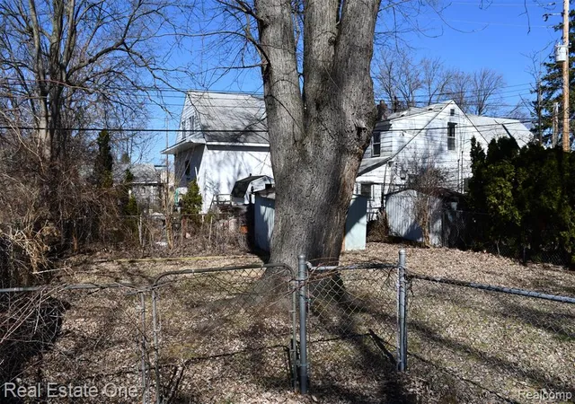 Photo 5 of Sale Pending at 3026 Norcott Dr, Keego Harbor, MI 48320 | MLS# 60977521 | Listing updated on 2026-08-18