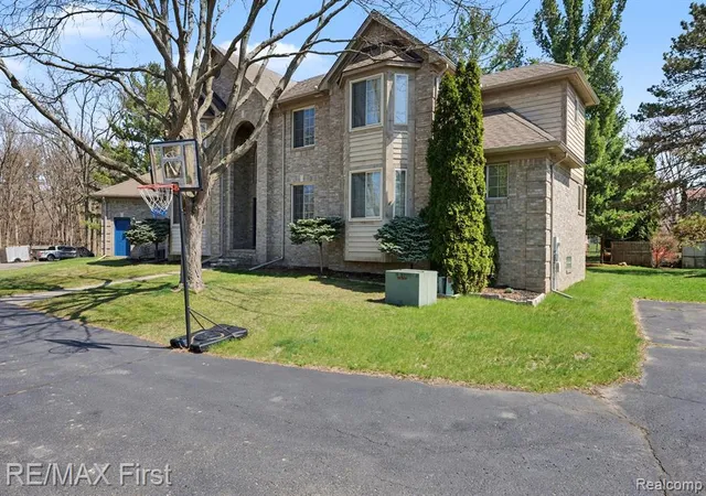Photo 3 of Single Family Residence at 20400 Robinway Dr, Clinton Township, MI 48036 | MLS# 60981990 | | Sold on 2026-08-14