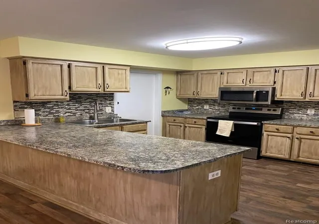 Listing Photo 3 - Condo for sale in building located at 20404 Birch Mdw Dr, Clinton Township, MI 48036