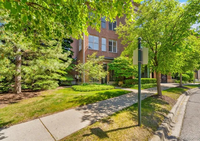 Listing Photo 1 - Condo for sale in building located at 2280 Attard, Birmingham Oakland, MI 48009 - Unit #
