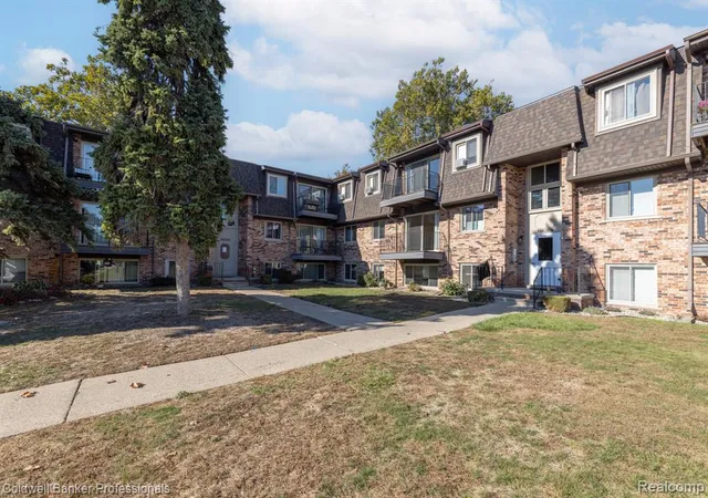 Homes for sale in Saint Clair Shores, MI | 425 Riviera Dr, Saint Clair Shores, MI 48080 | MLS# 60992562