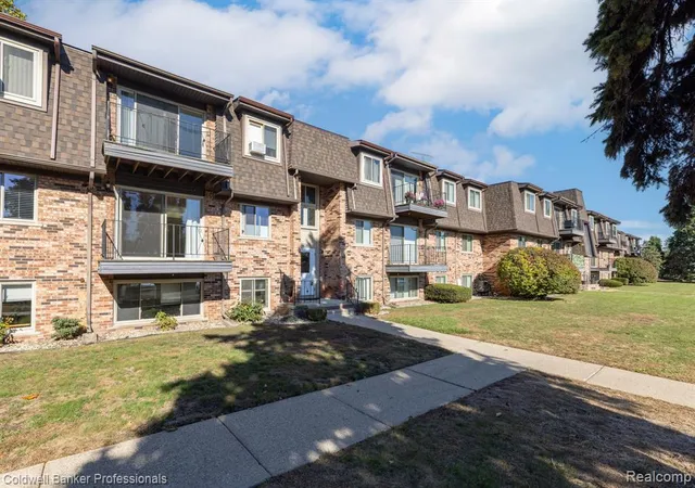 Homes for sale in Saint Clair Shores, MI | 425 Riviera Dr, Saint Clair Shores, MI 48080 | MLS# 60992562