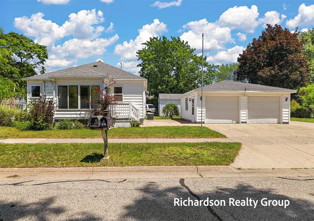 Homes for sale in Grand Haven, MI | 1702 Waverly Ave, Grand Haven, MI 49417 | MLS# 70540775