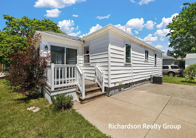 Homes for sale in Grand Haven, MI | 1702 Waverly Ave, Grand Haven, MI 49417 | MLS# 70540775