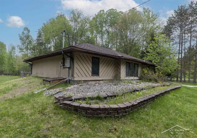 3rd image of 1156 S Alamando Rd, Shepherd, MI 48883 | MLS# 50208420