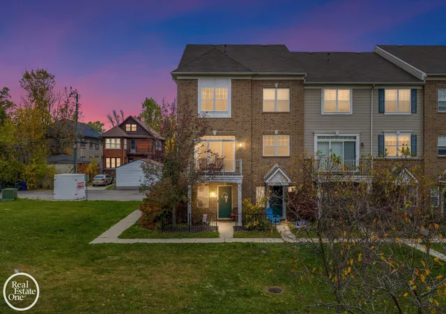 Homes for sale in Grosse Pointe Park, MI | 1048 Lakepointe Street, Grosse Pointe Park, MI 48230 | Houzeo