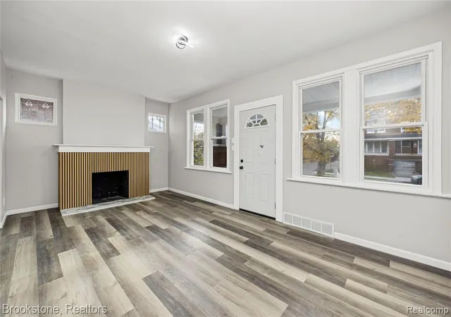 5th image of 4888 Maxwell St, Detroit, MI 48214 1161 | MLS# 60959917