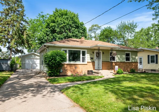 2nd image of 3643 Wyoming Ave, Wyoming, MI 49519 | MLS# 70552971