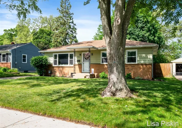 3rd image of 3643 Wyoming Ave, Wyoming, MI 49519 | MLS# 70552971