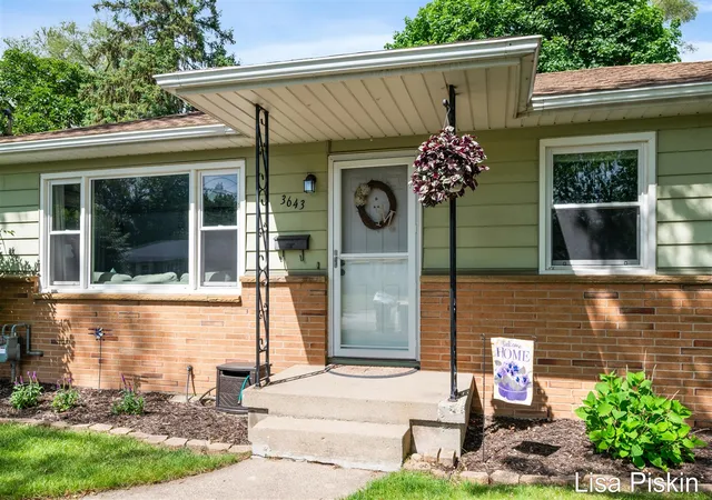 4th image of 3643 Wyoming Ave, Wyoming, MI 49519 | MLS# 70552971