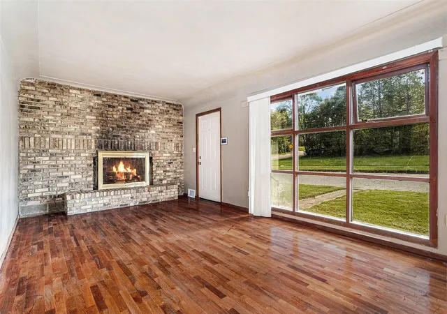 Photo 3 of Sale Pending at 90 Spring St, Battle Creek, MI 49037 | MLS# 70499172 | Listing updated on 2025-10-14