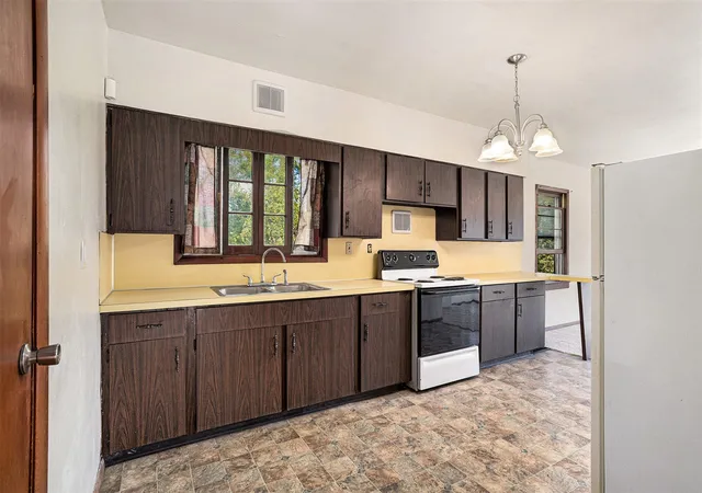 Photo 4 of Sale Pending at 90 Spring St, Battle Creek, MI 49037 | MLS# 70499172 | Listing updated on 2025-10-14
