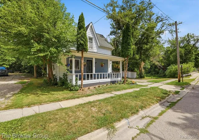 Photo 3 of Sale Pending at 250 Fox St, Lapeer, MI 48446 2221 | MLS# 61023428 | Listing updated on 2026-08-25