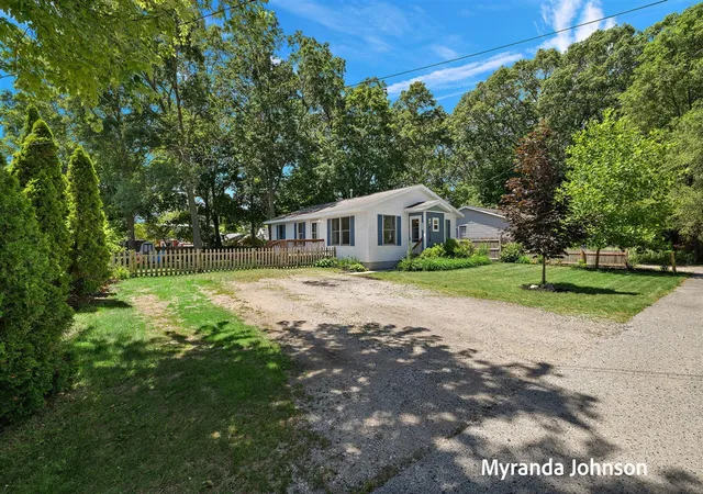 Homes for sale in Spring Lake, MI | 357 S Lake Ave, Spring Lake, MI 49456 | MLS# 70543673