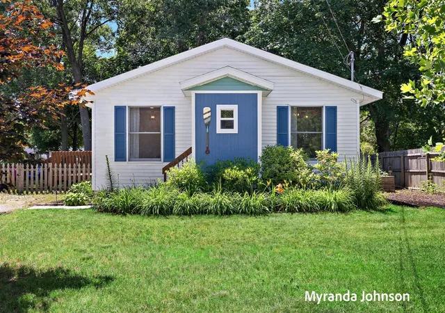 Homes for sale in Spring Lake, MI | 357 S Lake Ave, Spring Lake, MI 49456 | MLS# 70543673