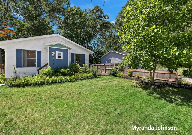 Homes for sale in Spring Lake, MI | 357 S Lake Ave, Spring Lake, MI 49456 | MLS# 70543673