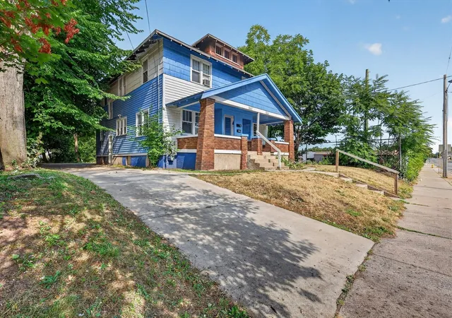 Photo 3 of Sale Pending at 1655 Madison Ave, Grand Rapids, MI 49507 | MLS# 70548444 | Listing updated on 2026-08-28
