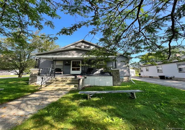 Photo 2 of Single family home for sale at 1620 Vermont St, Saginaw, MI 48602 | MLS# 60923103 | Listing updated on 2025-12-22