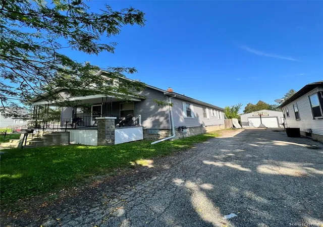 Photo 3 of Single family home for sale at 1620 Vermont St, Saginaw, MI 48602 | MLS# 60923103 | Listing updated on 2025-12-22