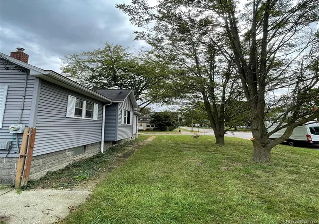 Photo 3 of Single family home for sale at 1620 Vermont St, Saginaw, MI 48602 | MLS# 60923103 | Listing updated on 2025-12-22