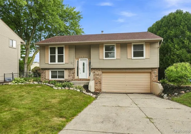 Photo 2 of Sale Pending at 2939 Winter Dr, Troy, MI 48083 5798 | MLS# 61024212 | Listing updated on 2026-09-14
