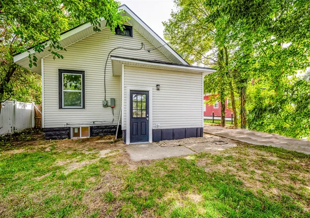 Photo 3 of Single family home for sale at 960 Jennings Ave, Benton Harbor, MI 49022 | MLS# 70496426 | Listing updated on 2025-11-10