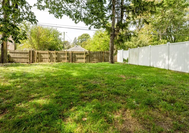 Photo 3 of Single family home for sale at 960 Jennings Ave, Benton Harbor, MI 49022 | MLS# 70496426 | Listing updated on 2025-11-10