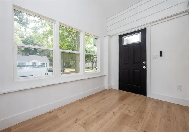 Photo 4 of Single family home for sale at 960 Jennings Ave, Benton Harbor, MI 49022 | MLS# 70496426 | Listing updated on 2025-11-10