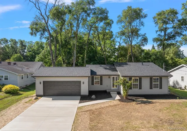 Photo 1 of Single family home for sale at 2022 Robinson Rd, Lansing, MI 48910 | MLS# 61020122 | Listing updated on 2026-08-31
