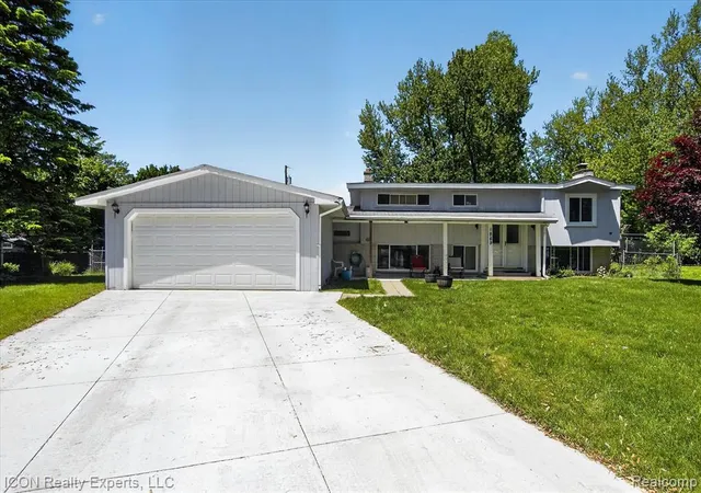 Homes for sale in Commerce Township, MI | 1869 Middle Trail Rd, Commerce Township, MI 48390 | MLS# 60996723
