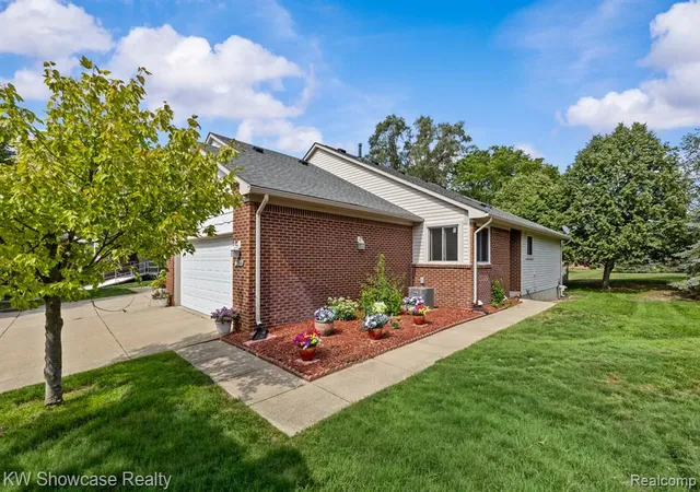 Photo 3 of Sale Pending at 7964 Divot Dr #6, Waterford, MI 48327 1483 | MLS# 61025183 | Listing updated on 2026-09-23