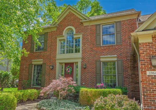 3rd image of 1964 Bloomfield Oaks Dr, West Bloomfield, MI 48324 | MLS# 61022460