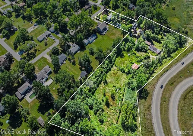 Photo 19 of Sale Pending at 5501 Houghten Dr, Troy, MI 48098 | MLS# 61014578 | Listing updated on 2026-07-31