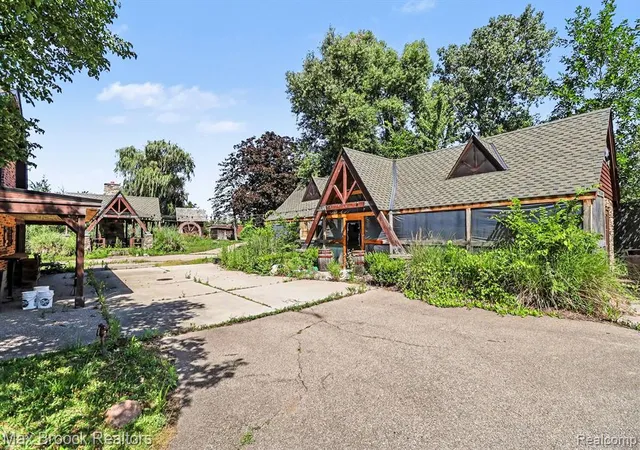 Photo 1 of Sale Pending at 5501 Houghten Dr, Troy, MI 48098 | MLS# 61014578 | Listing updated on 2026-07-31