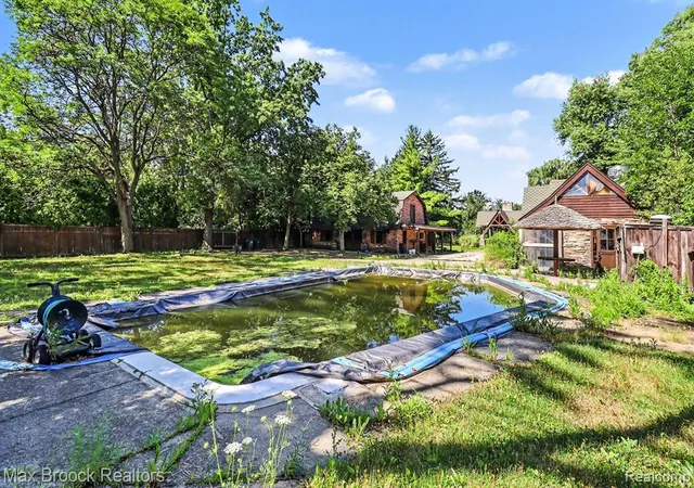 Photo 2 of Sale Pending at 5501 Houghten Dr, Troy, MI 48098 | MLS# 61014578 | Listing updated on 2026-07-31