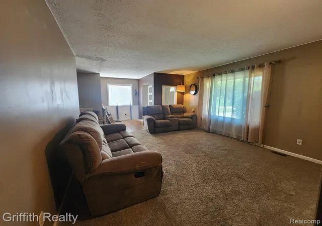 Homes for sale in Fowlerville, MI | 3148 Hogback Rd, Fowlerville, MI 48836 | MLS# 60992652