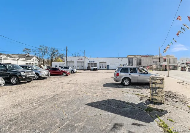 Photo 3 of Sale Pending at 116 W Genesee St, Lapeer, MI 48446 | MLS# 60302304 | Listing updated on 2025-06-30