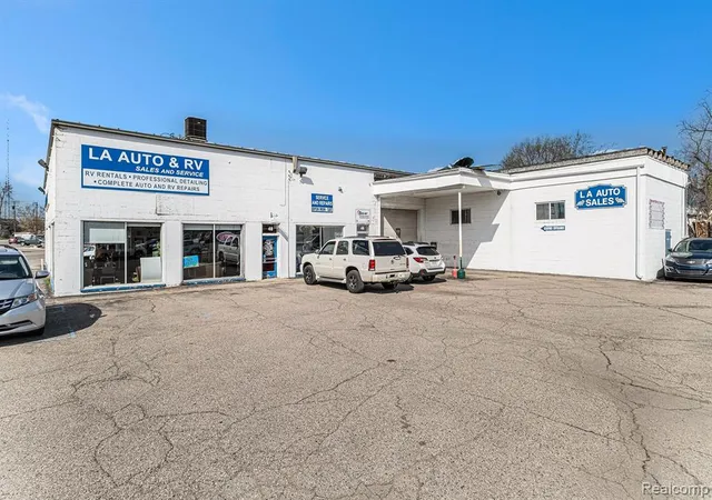 Photo 4 of Sale Pending at 116 W Genesee St, Lapeer, MI 48446 | MLS# 60302304 | Listing updated on 2025-06-30