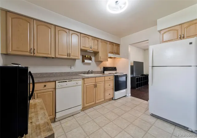 Homes for sale in Livonia, MI | 33587 Pondview Cir, Livonia, MI 48152