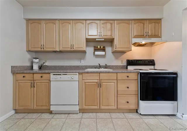 Homes for sale in Livonia, MI | 33587 Pondview Cir, Livonia, MI 48152
