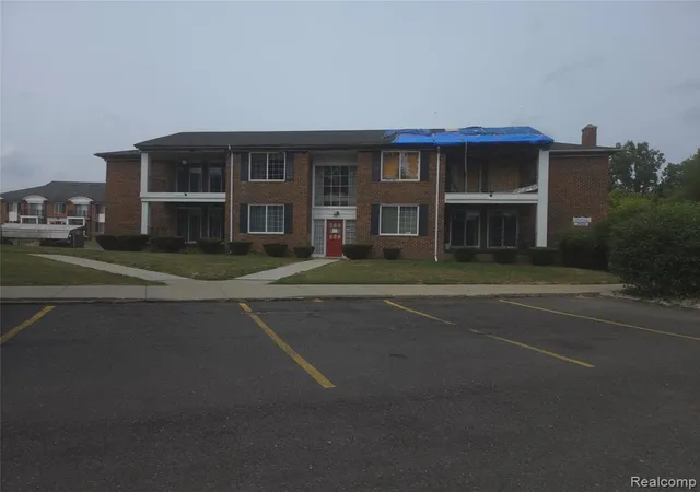 Listing Photo 2 - Condo for sale in building located at 25361 Shiawassee Cir, Southfield, MI 48033 - Unit #APT 202