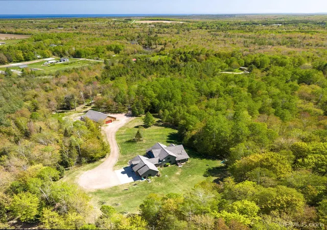 Homes for sale in Marquette, MI | 330 Little Lake Rd, Marquette, MI 49855 | MLS# 50204543
